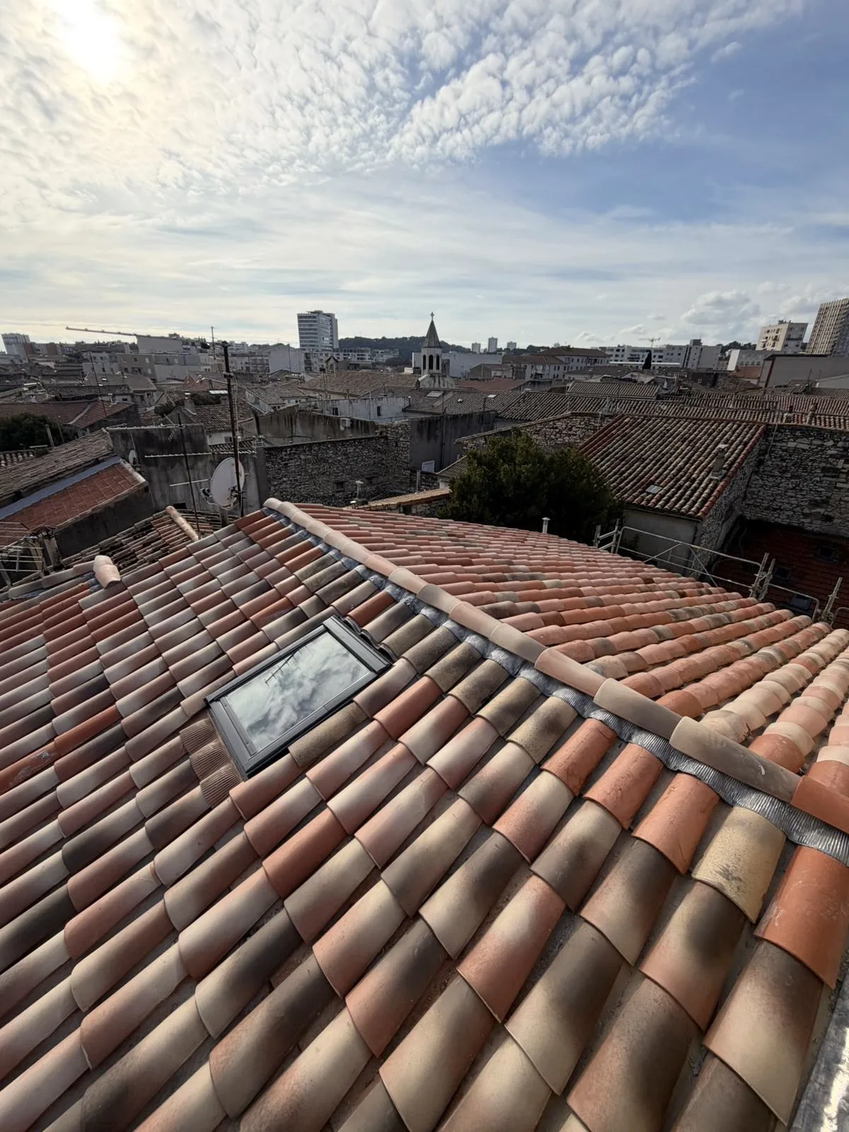 Vue sur les toitures en tuiles au cœur de Nîmes