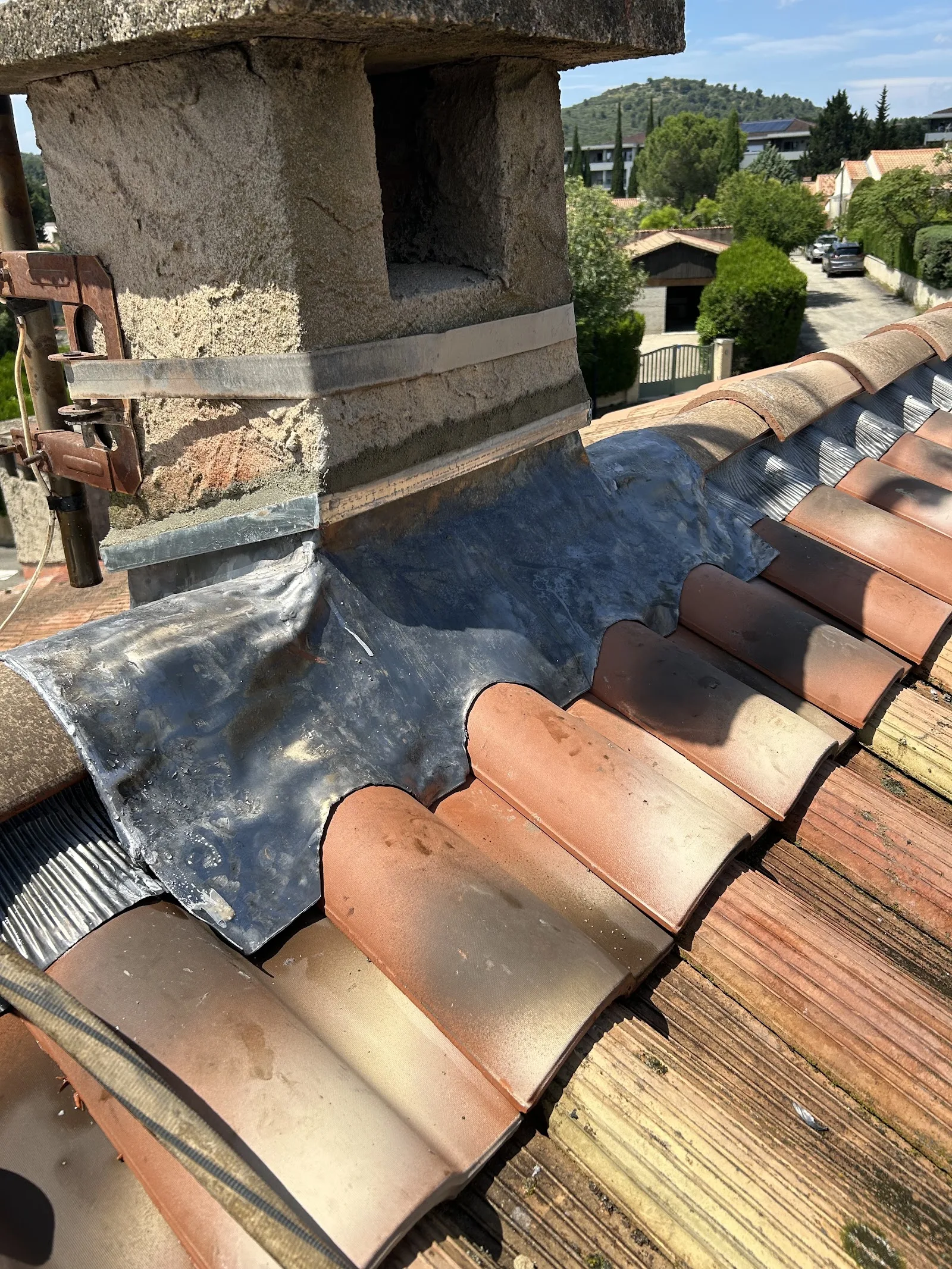 Solin de cheminée en zinc réalisé sur une toiture en tuiles