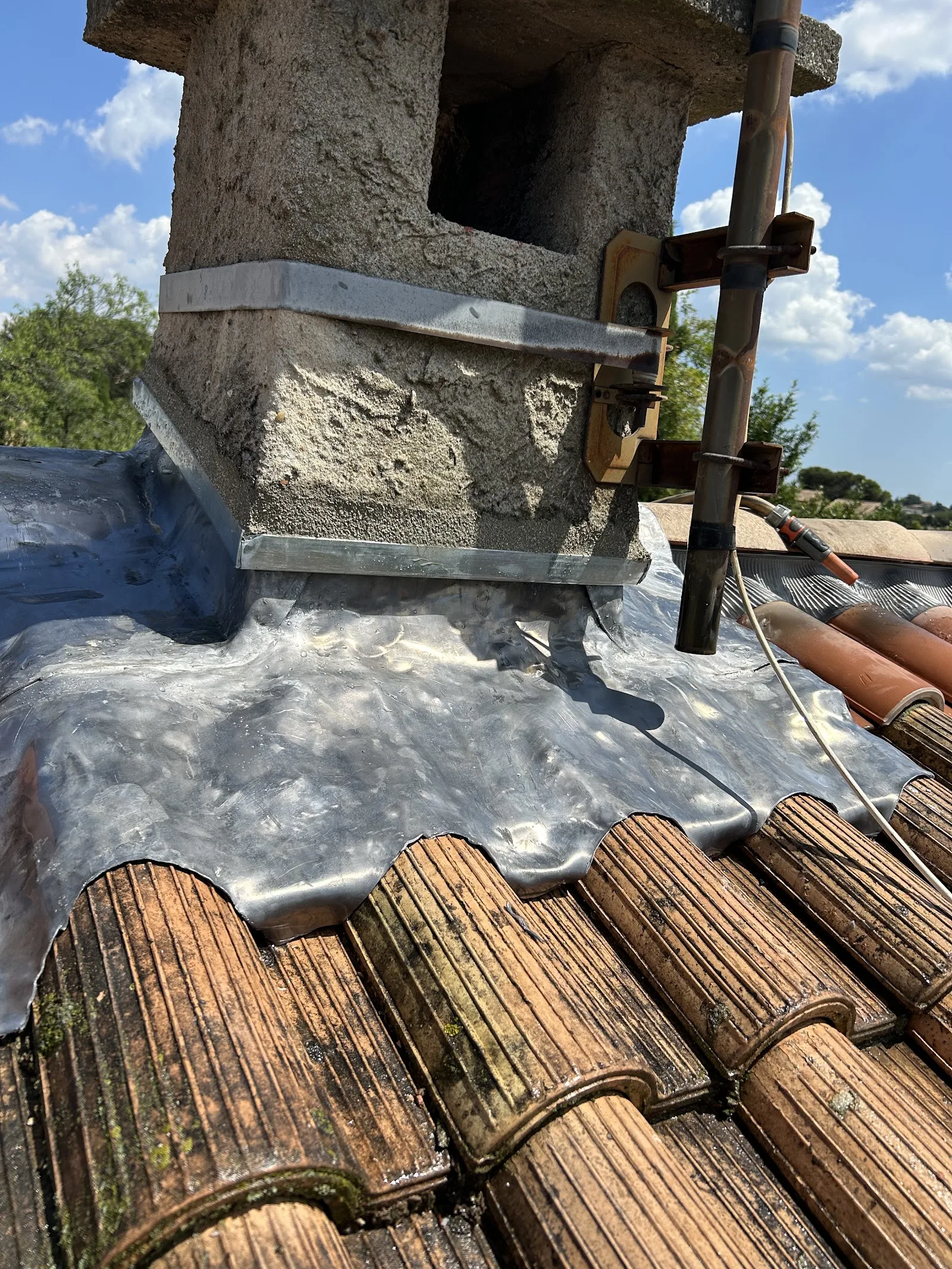Étanchéité d'une souche de cheminée au zinc