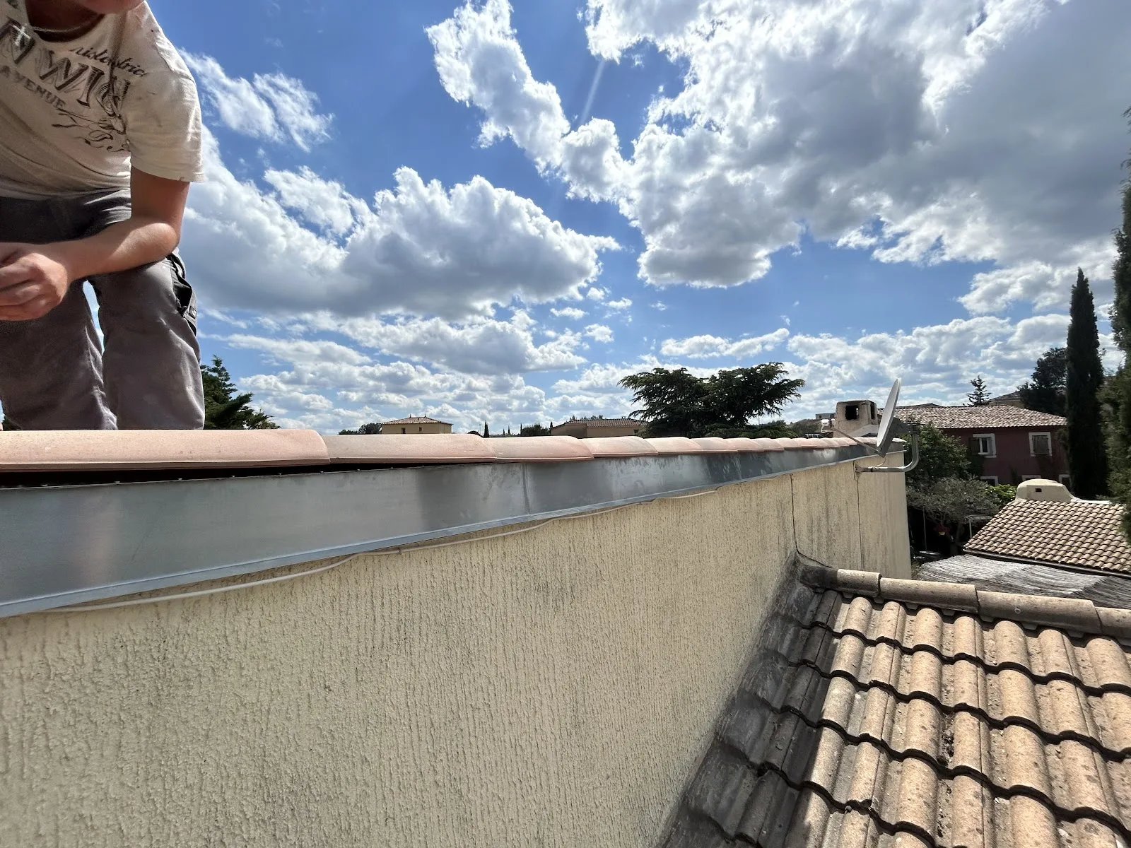 Zinguerie de rive en zinc posée en haut d'un mur