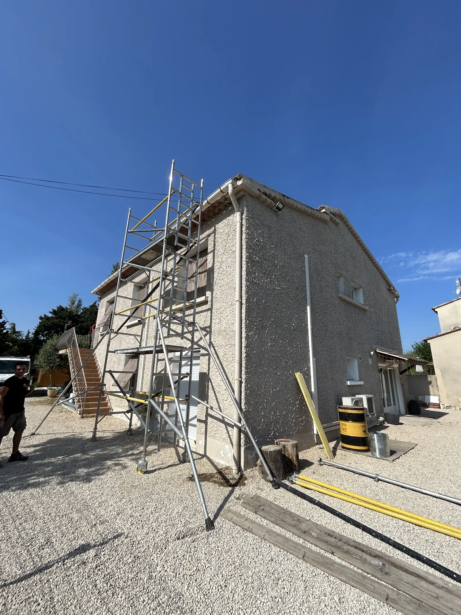 Chantier de couverture avec échafaudage sur une maison à Nîmes