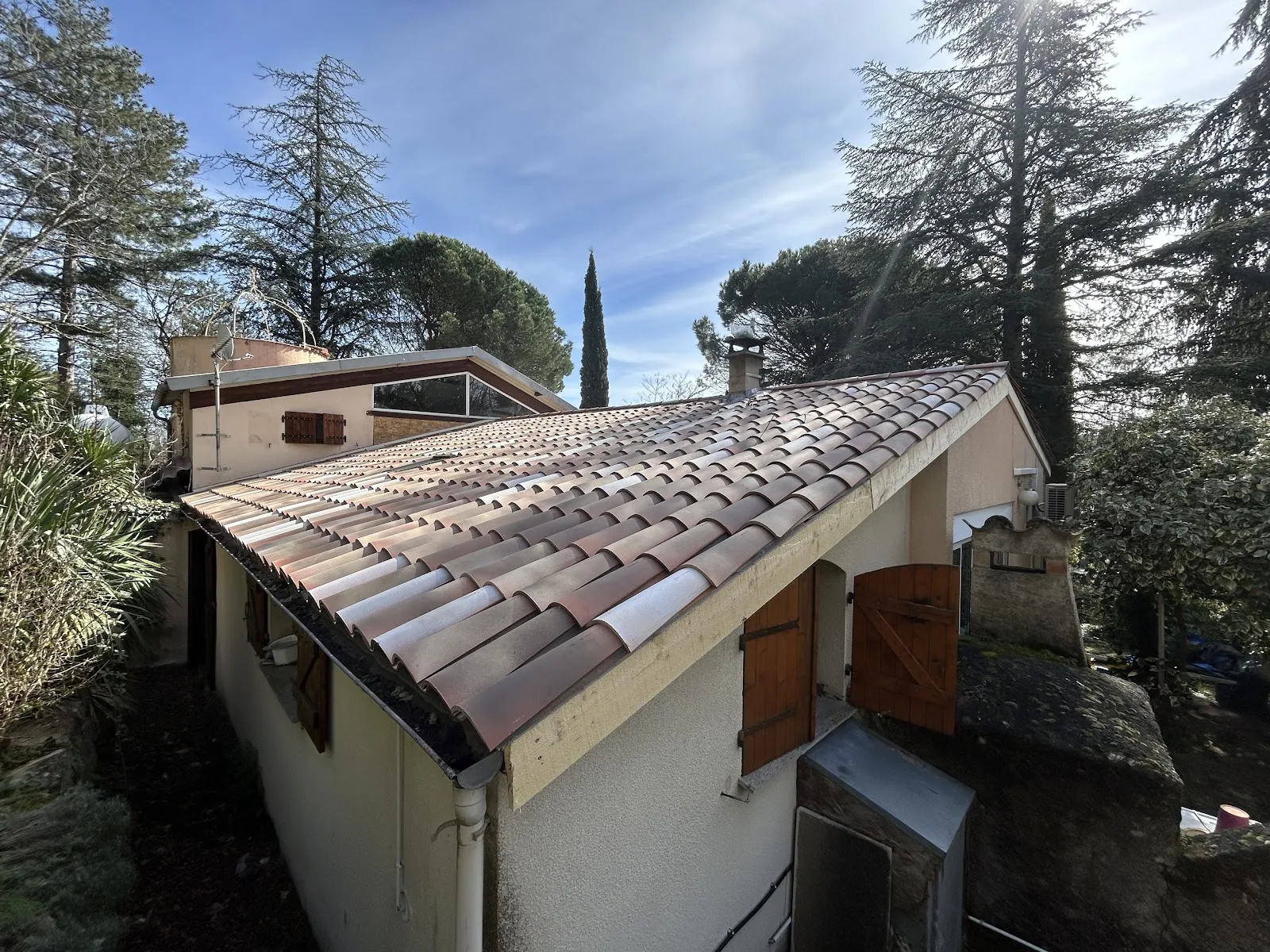 Réfection complète d'une toiture en tuiles au milieu des pins